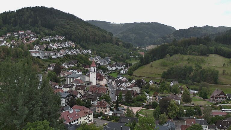 Dieses Bild zeigt eine Webcam-Aufnahme von Ottenhöfen, aufgenommen am Sonntag, den 13.09.2026 um 18:30 Uhr
