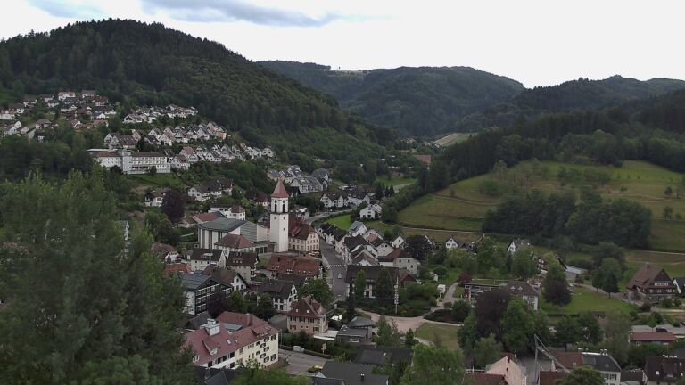 Dieses Bild zeigt eine Webcam-Aufnahme von Ottenhöfen, aufgenommen am Sonntag, den 05.07.2026 um 18:30 Uhr