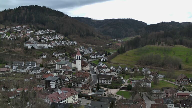 Dieses Bild zeigt eine Webcam-Aufnahme von Ottenhöfen, aufgenommen am Freitag, den 13.03.2026 um 13:10 Uhr