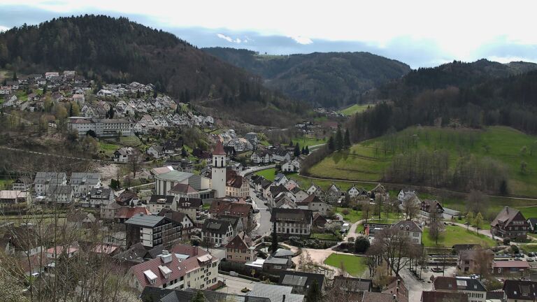 Dieses Bild zeigt eine Webcam-Aufnahme von Ottenhöfen, aufgenommen am Sonntag, den 05.04.2026 um 13:10 Uhr