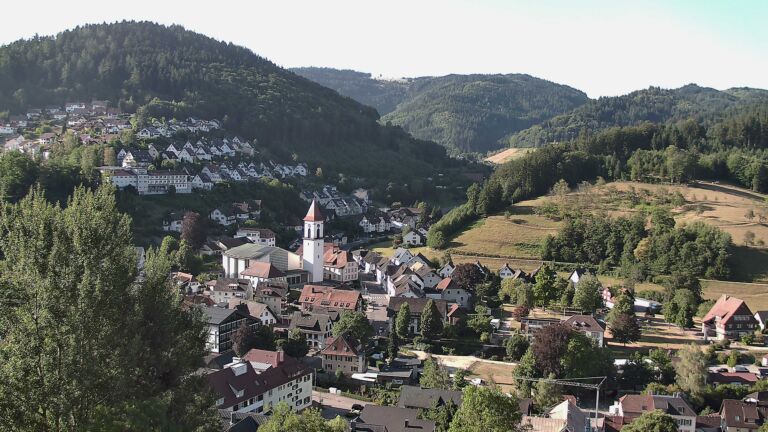 Dieses Bild zeigt eine Webcam-Aufnahme von Ottenhöfen, aufgenommen am Freitag, den 24.07.2026 um 08:30 Uhr