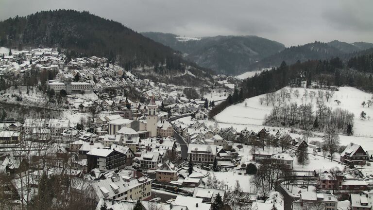 Dieses Bild zeigt eine Webcam-Aufnahme von Ottenhöfen, aufgenommen am Dienstag, den 06.01.2026 um 14:10 Uhr