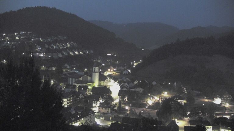 Dieses Bild zeigt eine Webcam-Aufnahme von Ottenhöfen, aufgenommen am Montag, den 17.08.2026 um 05:30 Uhr