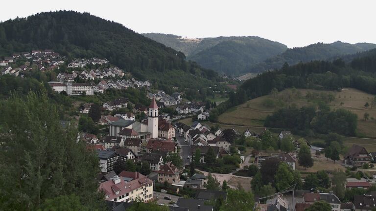 Dieses Bild zeigt eine Webcam-Aufnahme von Ottenhöfen, aufgenommen am Freitag, den 31.07.2026 um 18:10 Uhr