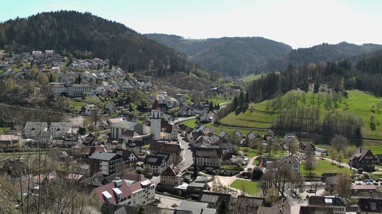 Dieses Bild zeigt eine Webcam-Aufnahme von Ottenhöfen, aufgenommen am Dienstag, den 07.04.2026 um 13:30 Uhr