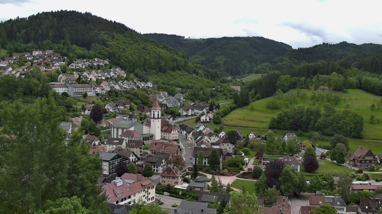 Dieses Bild zeigt eine Webcam-Aufnahme von Ottenhöfen, aufgenommen am Montag, den 18.05.2026 um 13:10 Uhr