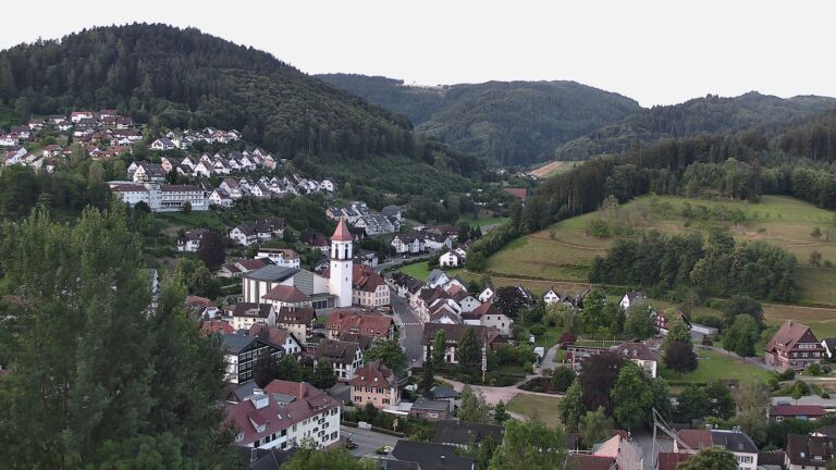 Dieses Bild zeigt eine Webcam-Aufnahme von Ottenhöfen, aufgenommen am Montag, den 06.07.2026 um 06:00 Uhr