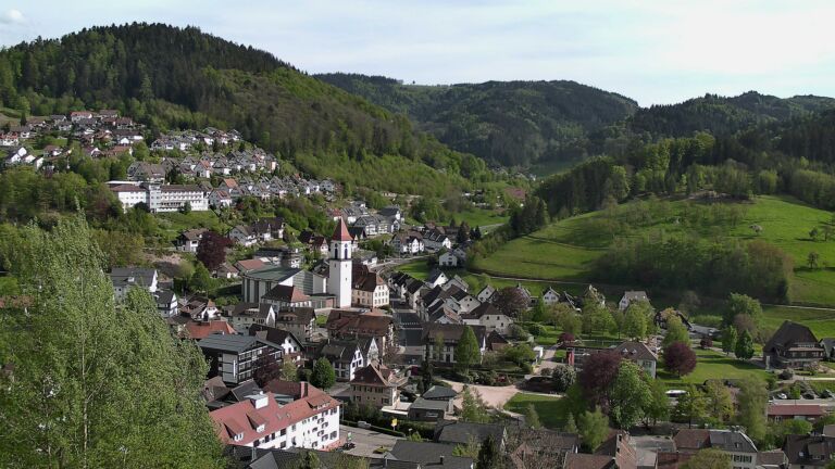 Dieses Bild zeigt eine Webcam-Aufnahme von Ottenhöfen, aufgenommen am Montag, den 27.04.2026 um 17:10 Uhr