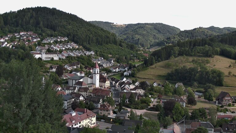 Dieses Bild zeigt eine Webcam-Aufnahme von Ottenhöfen, aufgenommen am Montag, den 13.07.2026 um 18:20 Uhr
