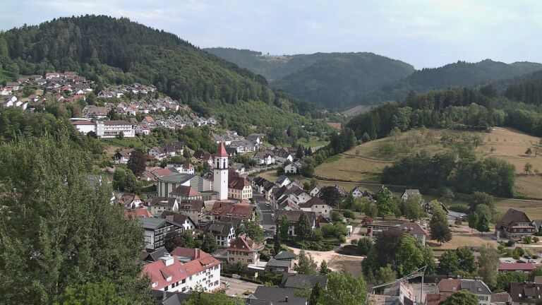 Dieses Bild zeigt eine Webcam-Aufnahme von Ottenhöfen, aufgenommen am Freitag, den 31.07.2026 um 17:20 Uhr