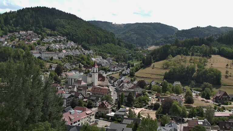 Dieses Bild zeigt eine Webcam-Aufnahme von Ottenhöfen, aufgenommen am Montag, den 10.08.2026 um 14:00 Uhr