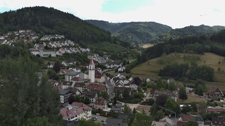 Dieses Bild zeigt eine Webcam-Aufnahme von Ottenhöfen, aufgenommen am Montag, den 27.07.2026 um 15:50 Uhr