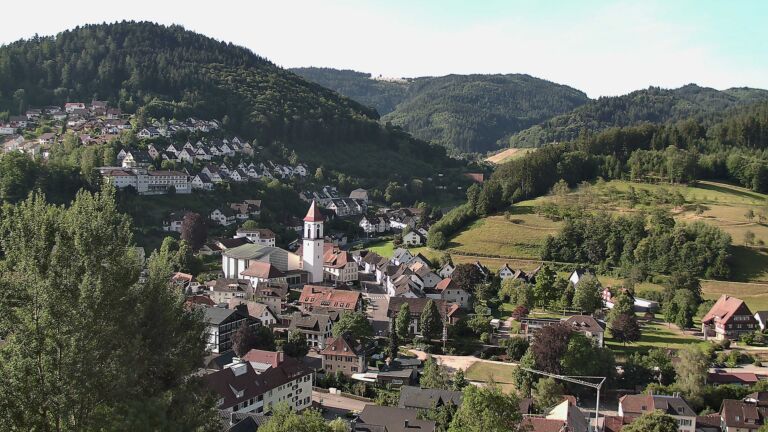 Dieses Bild zeigt eine Webcam-Aufnahme von Ottenhöfen, aufgenommen am Montag, den 06.07.2026 um 08:30 Uhr