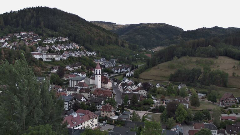 Dieses Bild zeigt eine Webcam-Aufnahme von Ottenhöfen, aufgenommen am Freitag, den 28.08.2026 um 19:30 Uhr