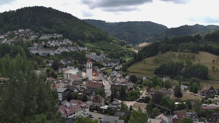 Dieses Bild zeigt eine Webcam-Aufnahme von Ottenhöfen, aufgenommen am Montag, den 27.07.2026 um 13:00 Uhr