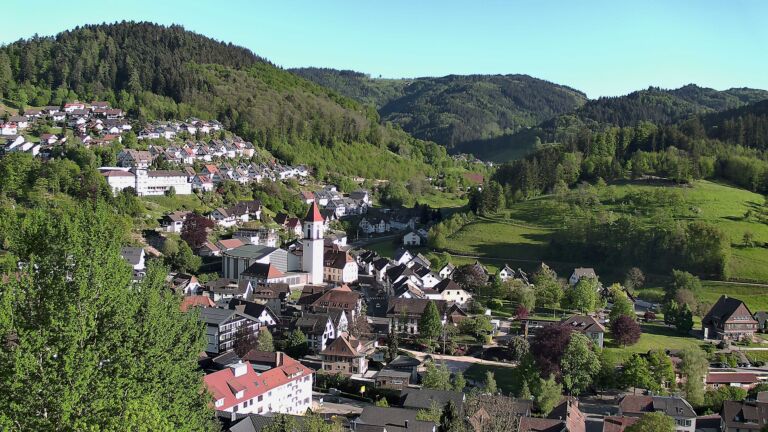 Dieses Bild zeigt eine Webcam-Aufnahme von Ottenhöfen, aufgenommen am Freitag, den 01.05.2026 um 18:40 Uhr