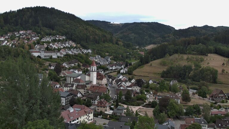 Dieses Bild zeigt eine Webcam-Aufnahme von Ottenhöfen, aufgenommen am Dienstag, den 18.08.2026 um 16:00 Uhr