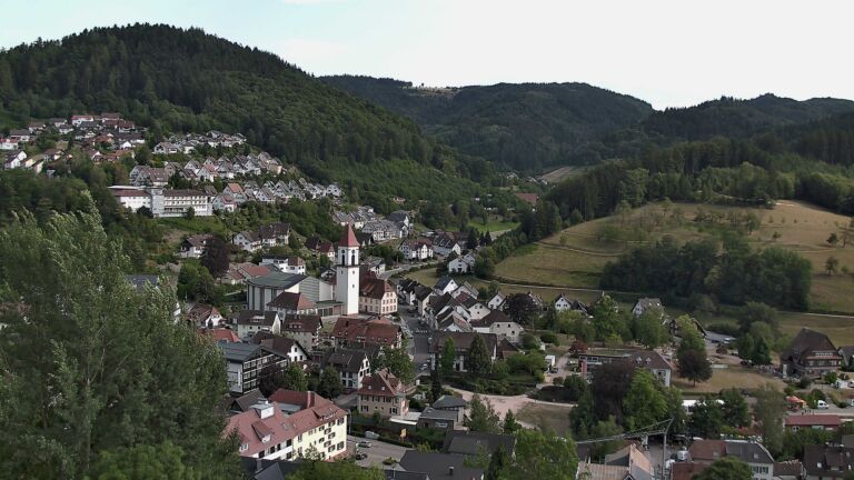Dieses Bild zeigt eine Webcam-Aufnahme von Ottenhöfen, aufgenommen am Samstag, den 25.07.2026 um 17:20 Uhr