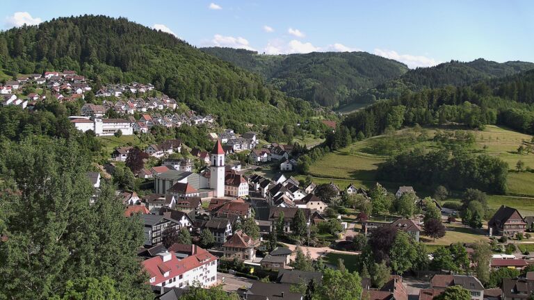 Dieses Bild zeigt eine Webcam-Aufnahme von Ottenhöfen, aufgenommen am Mittwoch, den 27.05.2026 um 18:10 Uhr