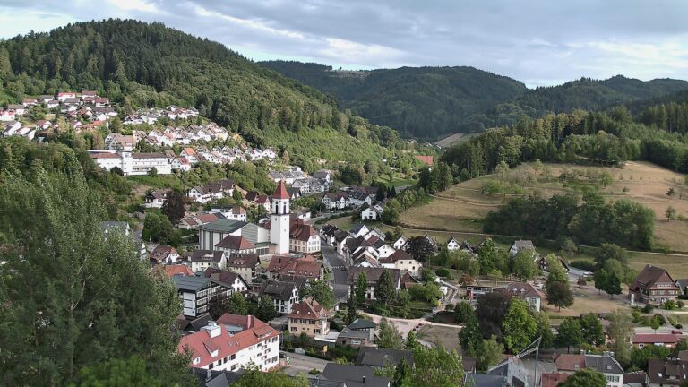 Dieses Bild zeigt eine Webcam-Aufnahme von Ottenhöfen, aufgenommen am Montag, den 10.08.2026 um 19:00 Uhr