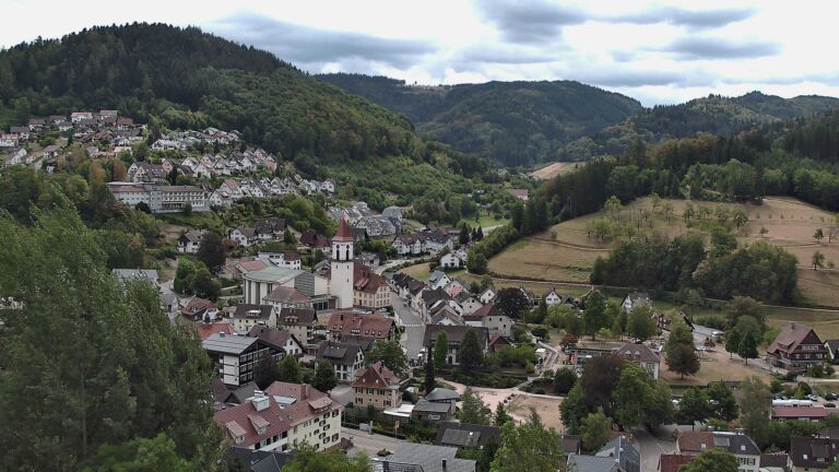 Dieses Bild zeigt eine Webcam-Aufnahme von Ottenhöfen, aufgenommen am Dienstag, den 18.08.2026 um 12:30 Uhr