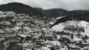 Dieses Bild zeigt eine Webcam-Aufnahme von Ottenhöfen, aufgenommen am Donnerstag, den 08.01.2026 um 13:40 Uhr