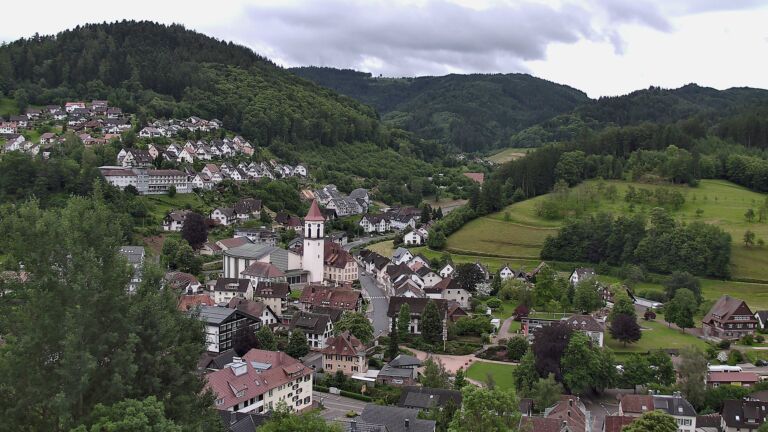 Dieses Bild zeigt eine Webcam-Aufnahme von Ottenhöfen, aufgenommen am Donnerstag, den 04.06.2026 um 19:30 Uhr