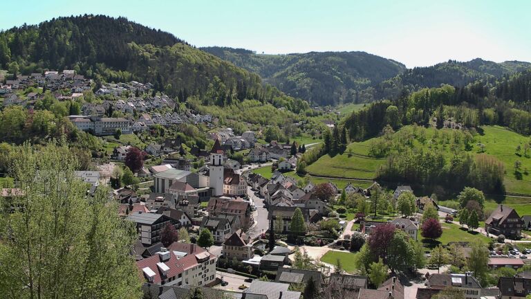 Dieses Bild zeigt eine Webcam-Aufnahme von Ottenhöfen, aufgenommen am Samstag, den 25.04.2026 um 13:20 Uhr