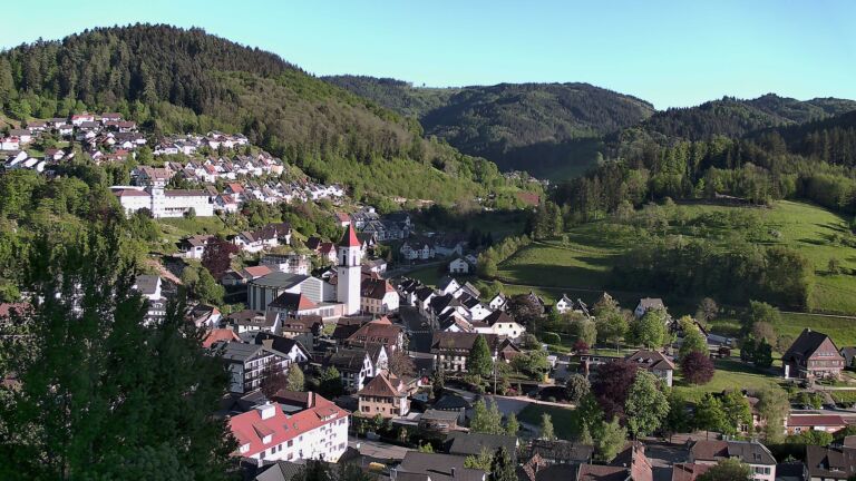 Dieses Bild zeigt eine Webcam-Aufnahme von Ottenhöfen, aufgenommen am Freitag, den 01.05.2026 um 19:10 Uhr
