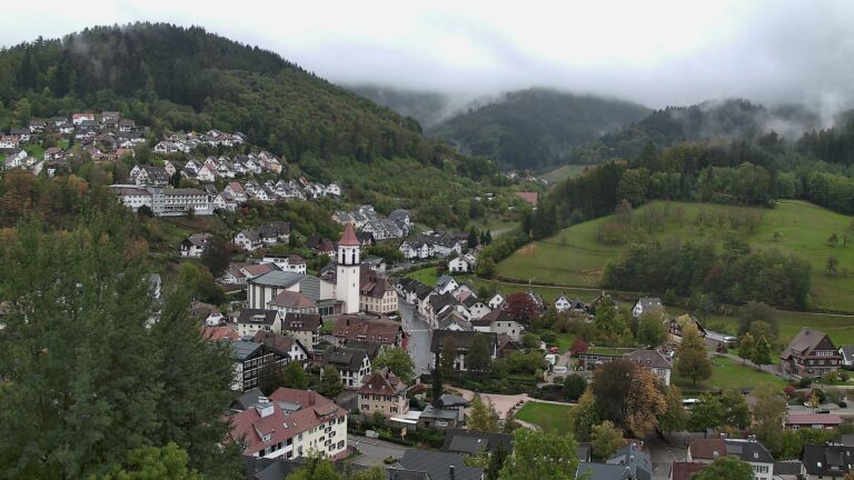 Dieses Bild zeigt eine Webcam-Aufnahme von Ottenhöfen, aufgenommen am Mittwoch, den 21.10.2026 um 13:30 Uhr