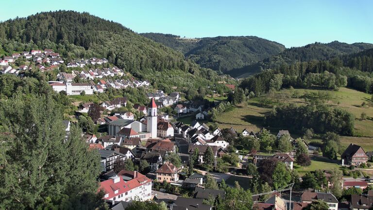 Dieses Bild zeigt eine Webcam-Aufnahme von Ottenhöfen, aufgenommen am Samstag, den 04.07.2026 um 19:20 Uhr