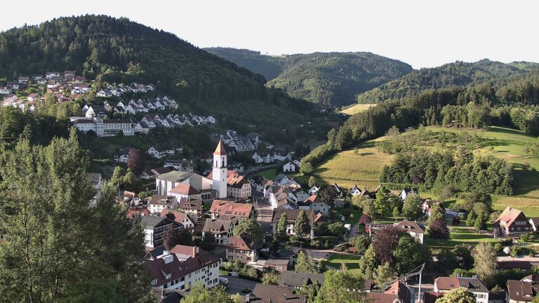 Dieses Bild zeigt eine Webcam-Aufnahme von Ottenhöfen, aufgenommen am Sonntag, den 14.06.2026 um 07:10 Uhr