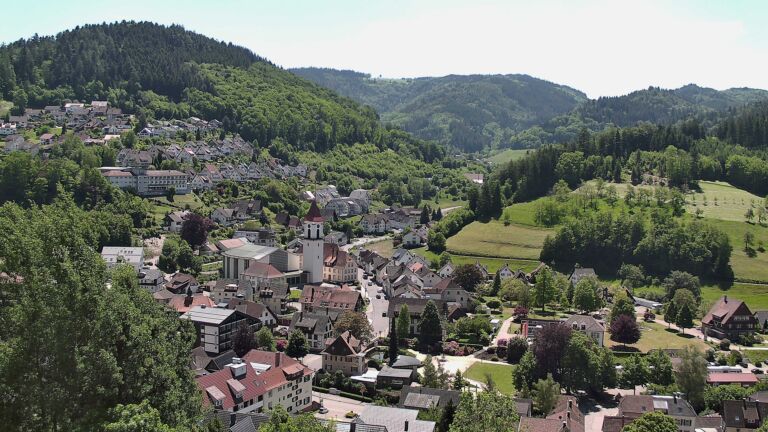 Dieses Bild zeigt eine Webcam-Aufnahme von Ottenhöfen, aufgenommen am Freitag, den 22.05.2026 um 13:00 Uhr