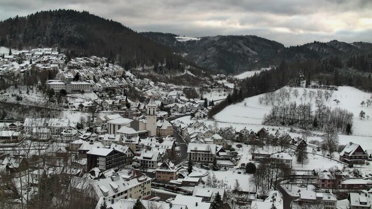 Dieses Bild zeigt eine Webcam-Aufnahme von Ottenhöfen, aufgenommen am Sonntag, den 04.01.2026 um 15:30 Uhr