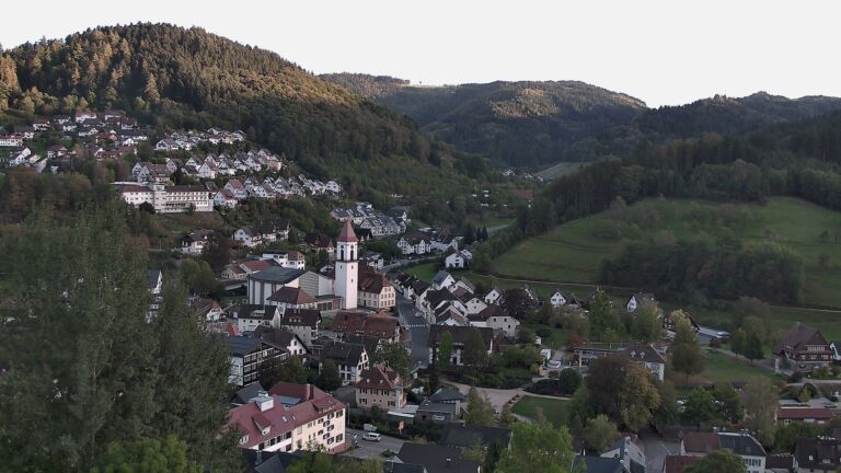 Dieses Bild zeigt eine Webcam-Aufnahme von Ottenhöfen, aufgenommen am Samstag, den 10.10.2026 um 18:10 Uhr