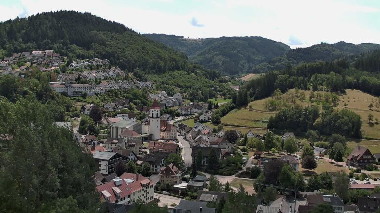 Dieses Bild zeigt eine Webcam-Aufnahme von Ottenhöfen, aufgenommen am Freitag, den 17.07.2026 um 13:20 Uhr