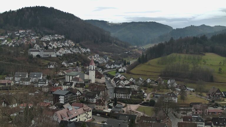 Dieses Bild zeigt eine Webcam-Aufnahme von Ottenhöfen, aufgenommen am Dienstag, den 27.01.2026 um 13:50 Uhr