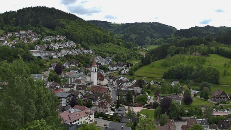 Dieses Bild zeigt eine Webcam-Aufnahme von Ottenhöfen, aufgenommen am Sonntag, den 17.05.2026 um 14:30 Uhr