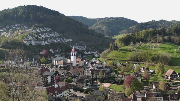 Dieses Bild zeigt eine Webcam-Aufnahme von Ottenhöfen, aufgenommen am Freitag, den 17.04.2026 um 08:40 Uhr