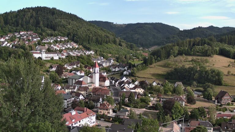 Dieses Bild zeigt eine Webcam-Aufnahme von Ottenhöfen, aufgenommen am Mittwoch, den 22.07.2026 um 19:00 Uhr