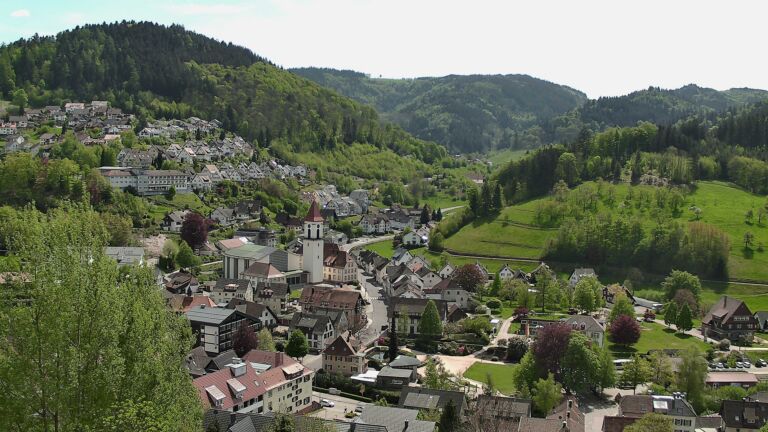 Dieses Bild zeigt eine Webcam-Aufnahme von Ottenhöfen, aufgenommen am Montag, den 27.04.2026 um 13:40 Uhr
