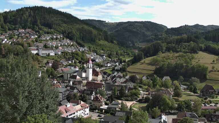 Dieses Bild zeigt eine Webcam-Aufnahme von Ottenhöfen, aufgenommen am Dienstag, den 01.09.2026 um 16:00 Uhr