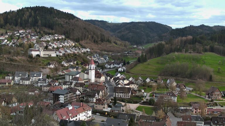 Dieses Bild zeigt eine Webcam-Aufnahme von Ottenhöfen, aufgenommen am Sonntag, den 05.04.2026 um 19:00 Uhr