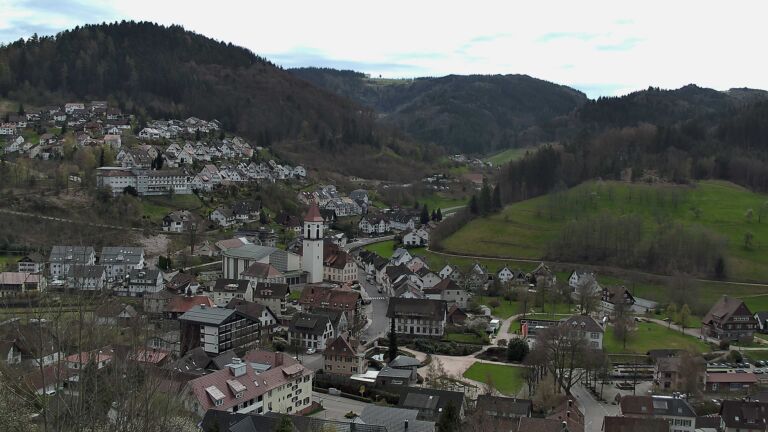 Dieses Bild zeigt eine Webcam-Aufnahme von Ottenhöfen, aufgenommen am Sonntag, den 05.04.2026 um 13:20 Uhr