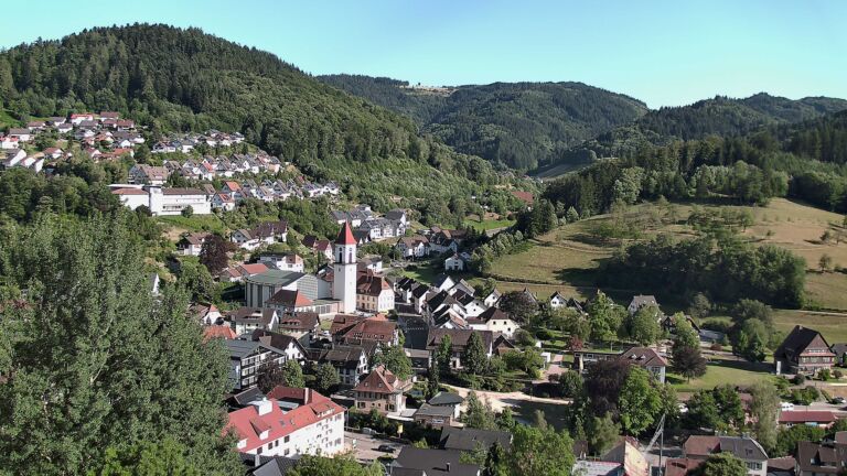 Dieses Bild zeigt eine Webcam-Aufnahme von Ottenhöfen, aufgenommen am Freitag, den 10.07.2026 um 18:30 Uhr