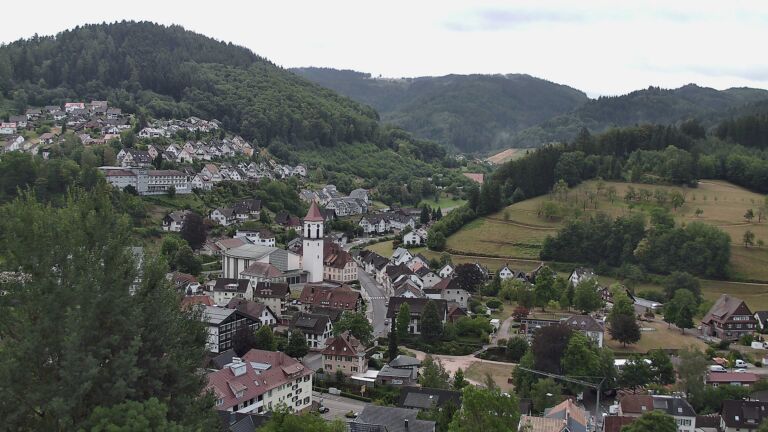 Dieses Bild zeigt eine Webcam-Aufnahme von Ottenhöfen, aufgenommen am Montag, den 27.07.2026 um 08:00 Uhr