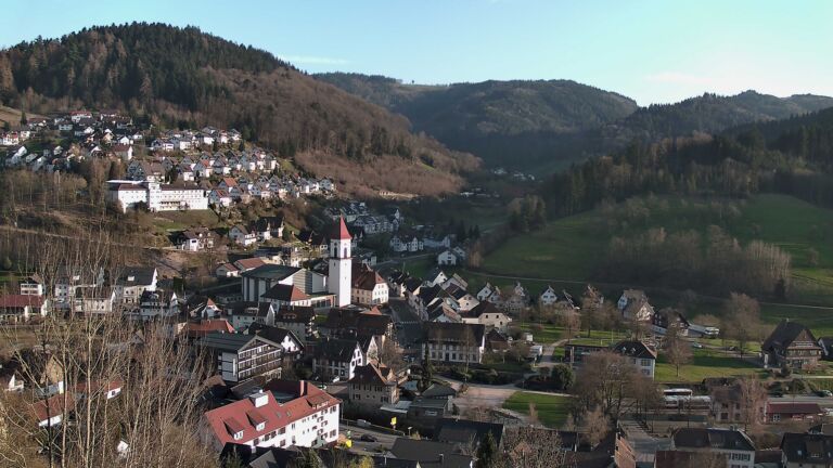 Dieses Bild zeigt eine Webcam-Aufnahme von Ottenhöfen, aufgenommen am Donnerstag, den 19.03.2026 um 17:30 Uhr