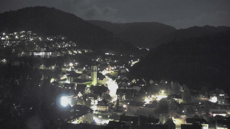 Dieses Bild zeigt eine Webcam-Aufnahme von Ottenhöfen, aufgenommen am Montag, den 19.10.2026 um 19:30 Uhr