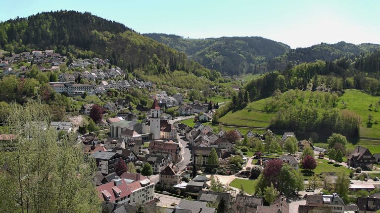 Dieses Bild zeigt eine Webcam-Aufnahme von Ottenhöfen, aufgenommen am Freitag, den 24.04.2026 um 14:00 Uhr