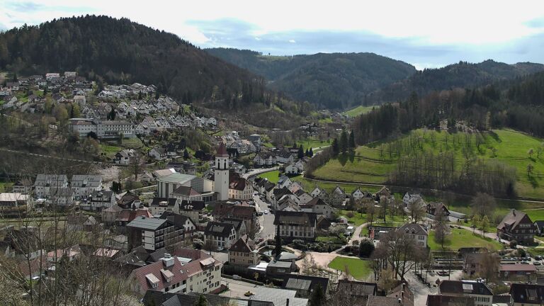 Dieses Bild zeigt eine Webcam-Aufnahme von Ottenhöfen, aufgenommen am Sonntag, den 05.04.2026 um 13:00 Uhr